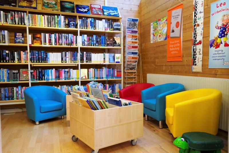 Gemeindebücherei & Spielothek Reuthe - Ecke mit vier bunten Lehnsesseln und Büchertrog