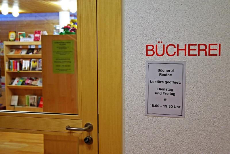 Gemeindebücherei & Spielothek Reuthe - Stück von der Eingangstür und vom Büchereischild