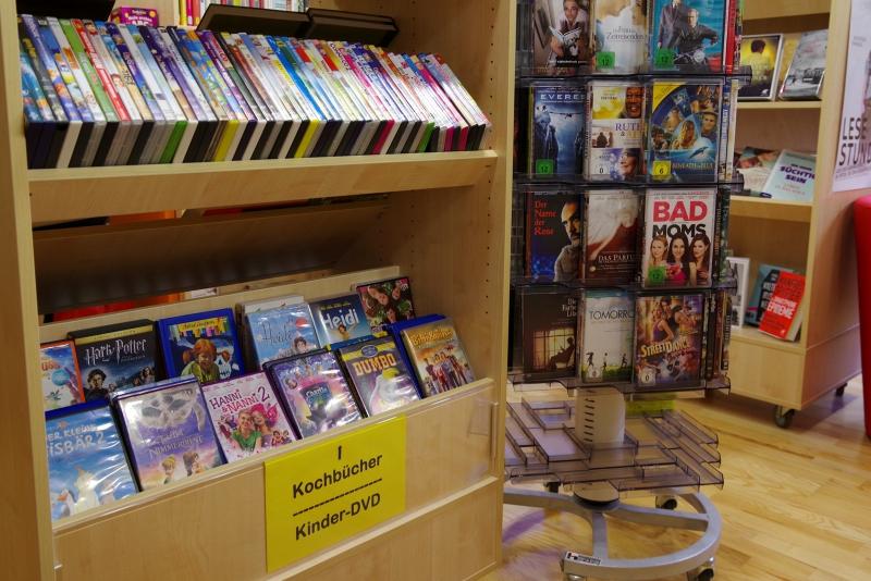 Gemeindebücherei & Spielothek Reuthe - Regal mit Kinder-DVDs