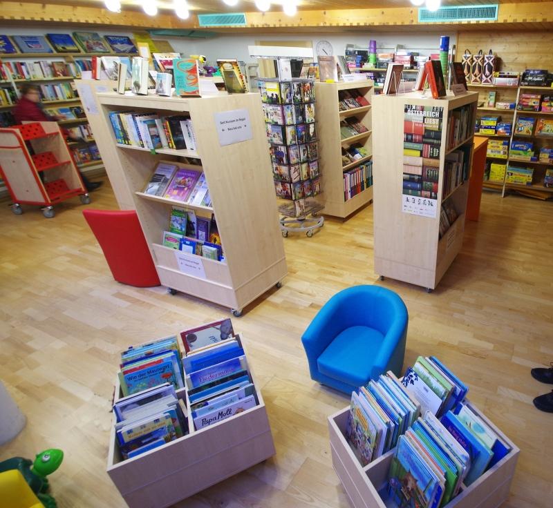Gemeindebücherei & Spielothek Reuthe - Blauer Lehnsessel und Büchertroge: Aufnahme von oben