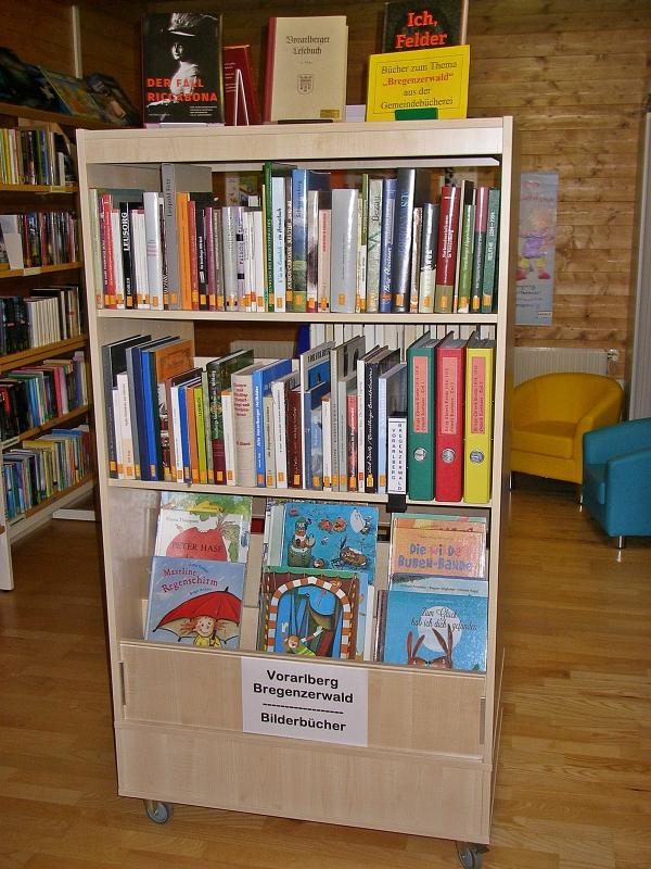 Gemeindebücherei & Spielothek Reuthe - Freihstehendes Regal mit Büchern